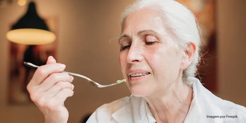 Idosos com Alzheimer podem ter dificuldade na hora de comer